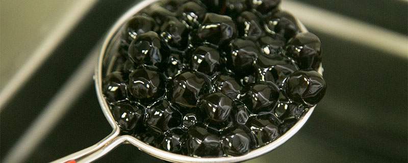 珍珠奶茶的珍珠是怎么做的？珍珠是用什么做的？